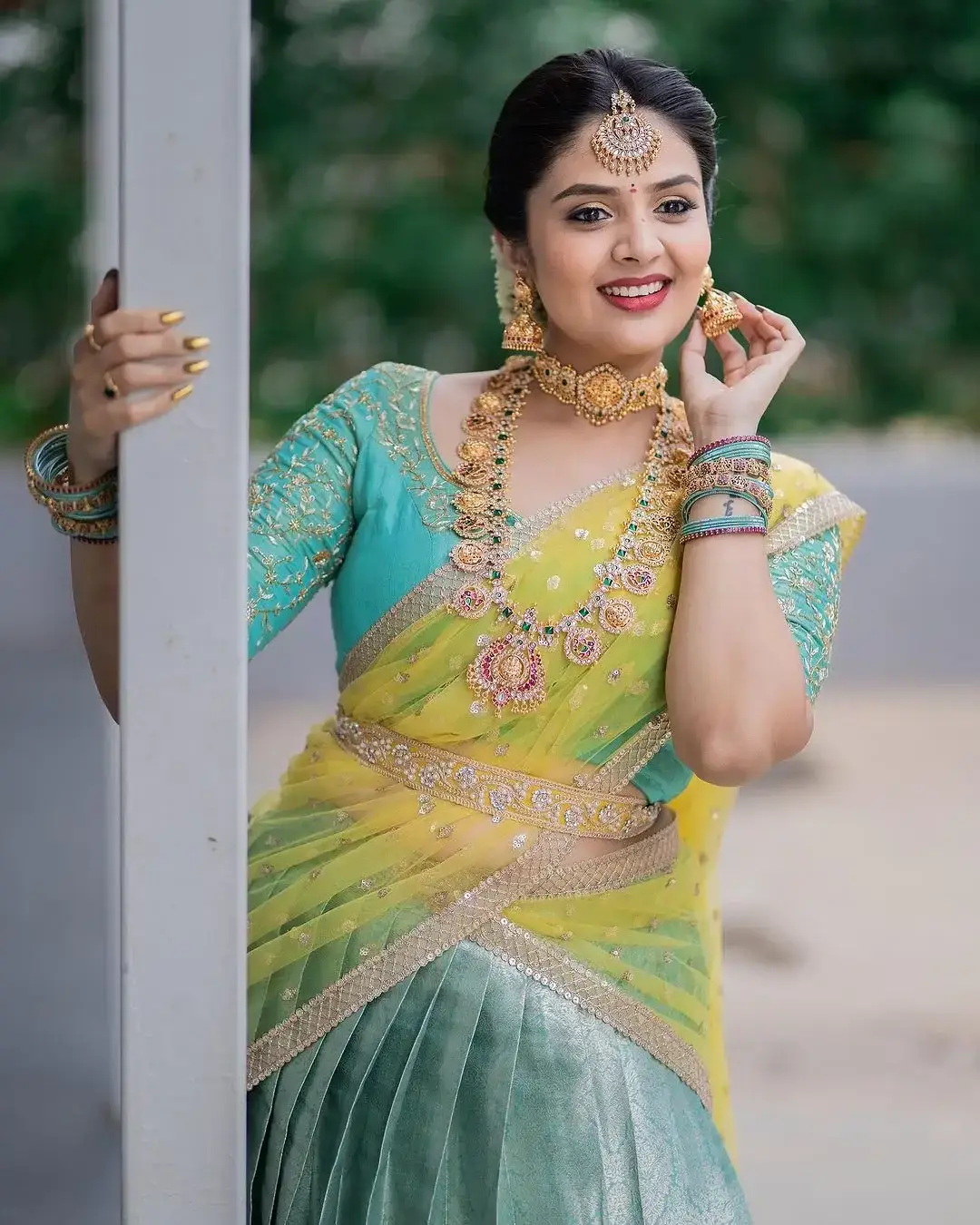 INDIAN TV ACTRESS SREEMUKHI IN GREEN LEHENGA CHOLI YELLOW VONI 3